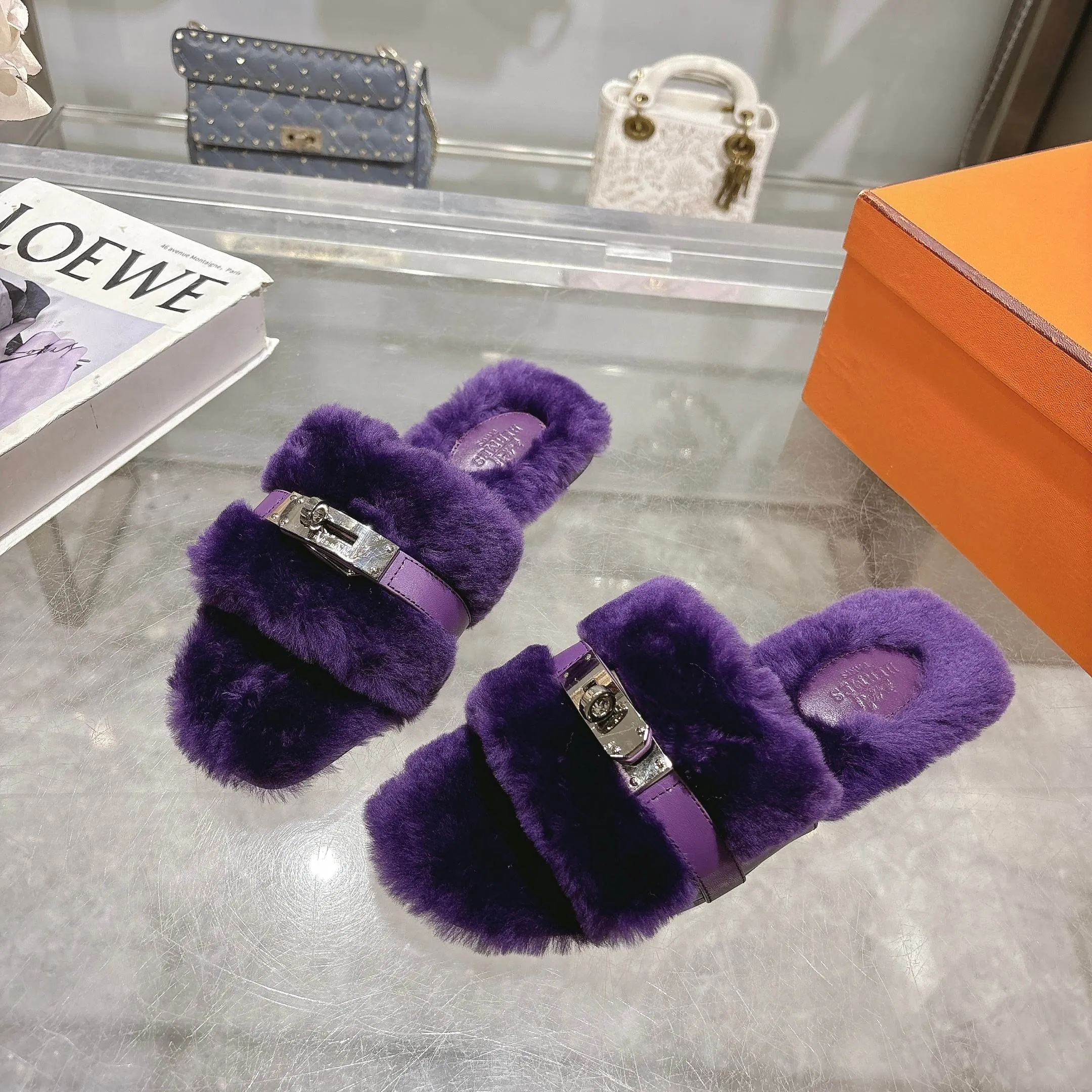 👟👟Ex-factory price 500👟👟 Purchasing agent level Hermes Hermès second uncle hair slippers are in stock all year round. 2025 new and new colors official website, Xiaohongshu synchronizes the latest color matching Hermès hot models are hot online, upgraded workmanship, high quality! Fashionable small wool H-trailers, autumn and winter style flat-soled wool mop, can be customized without standard, non-refundable and non-exchangeable. Fabric: Imported lamb's roll real wool. Lining: Imported lamb's roll real wool. Outsole: Genuine leather outsole. Size: 35-43, [Note: 41, 42, 43 customized]